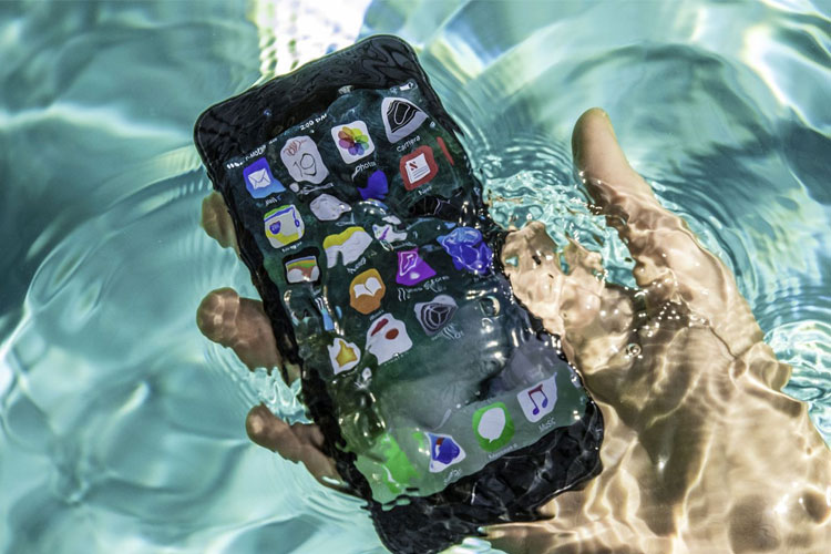 Máy iPhone có chống nước không? Mẹo xử lý iPhone bị dính nước