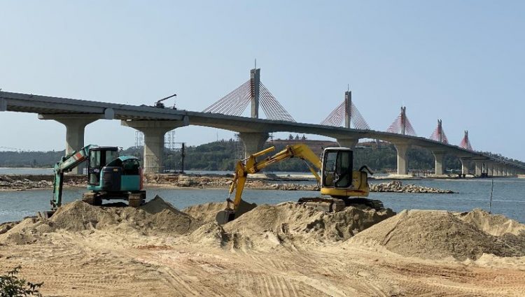  Lo ngại sạt lở, người dân tiếp tục ngăn khai thác cát trên sông Trà Khúc