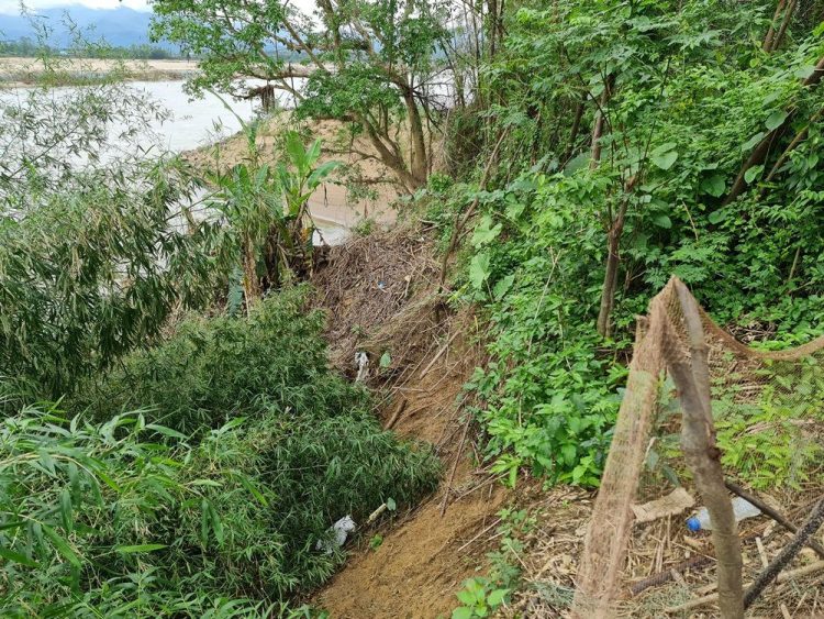  Sông Trà Khúc sạt lở nguy hiểm, đất đai bị "nuốt" hàng trăm mét