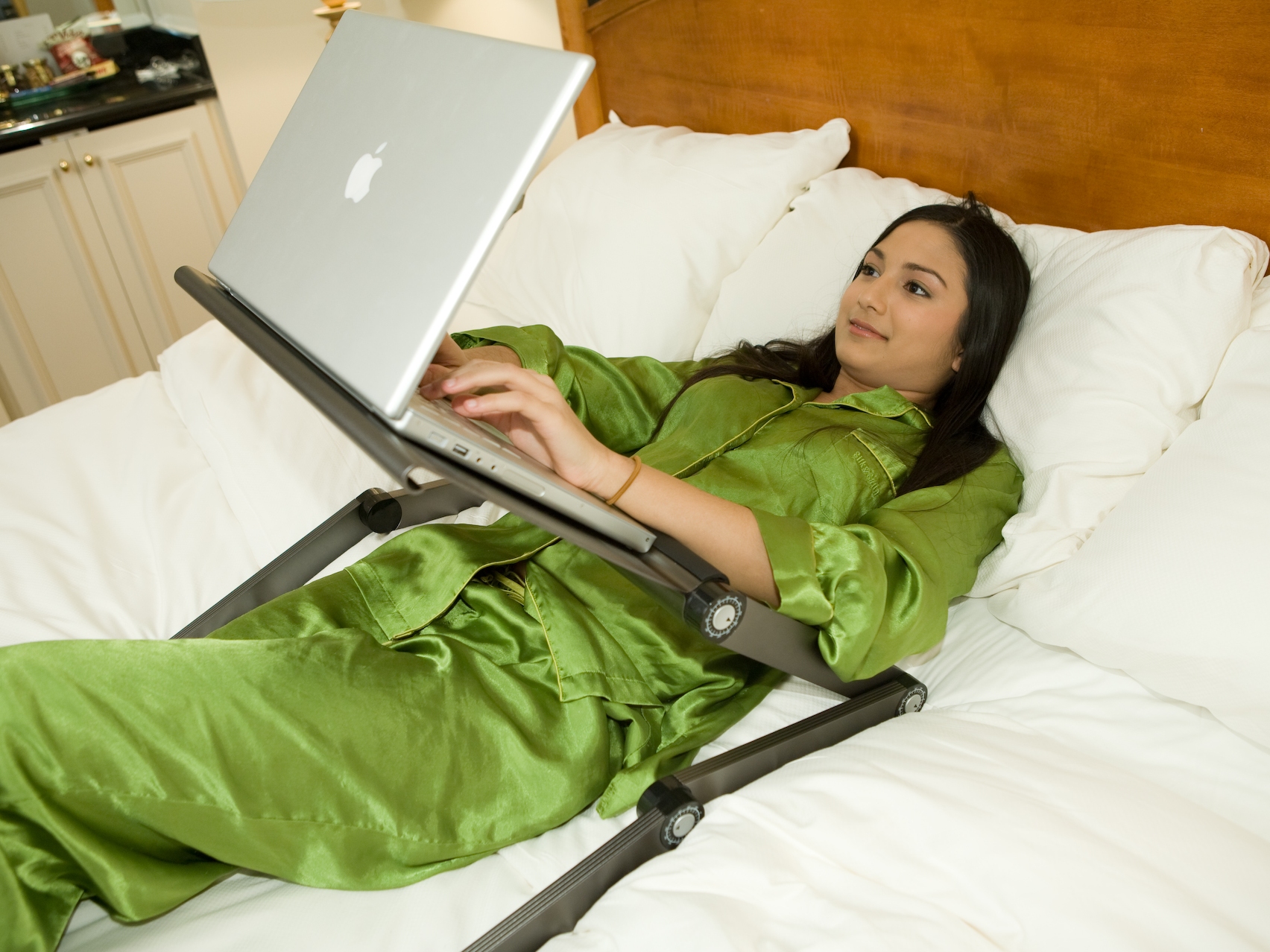 Sử dụng laptop trên giường sẽ khiến cho tuổi thọ của máy tính giảm nghiêm trọng